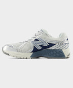 New Balance 860v2 in Arctic Grey