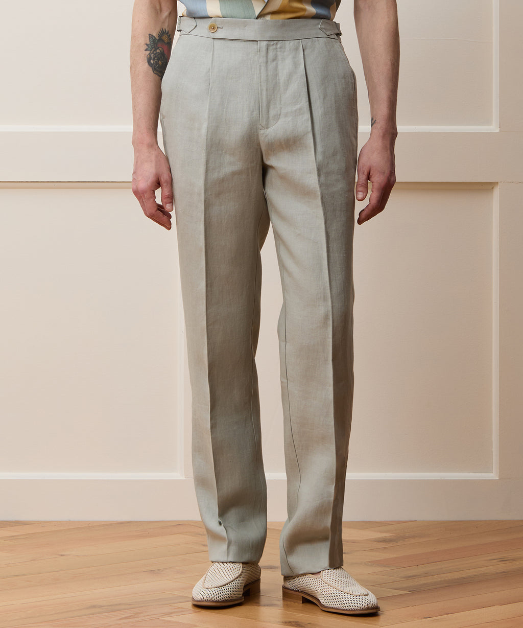 Close-up detail of the Todd Snyder Irish Linen Side Tab Trouser in Dove Grey.